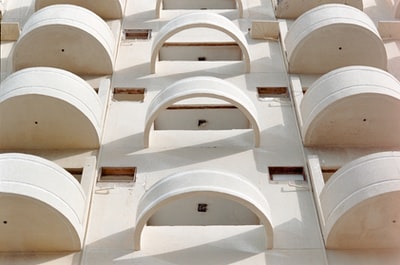 白色混凝土建筑白天
